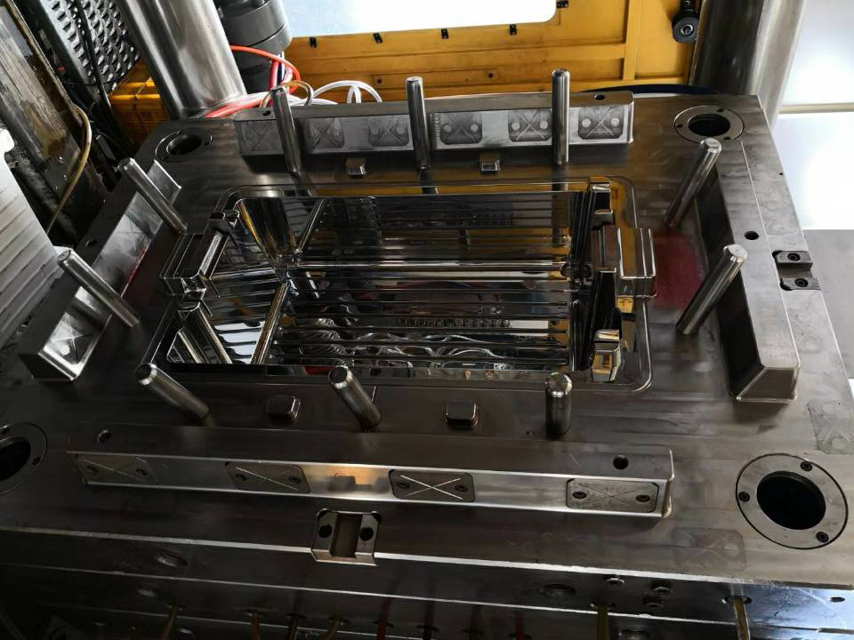 Plastic injection mould 